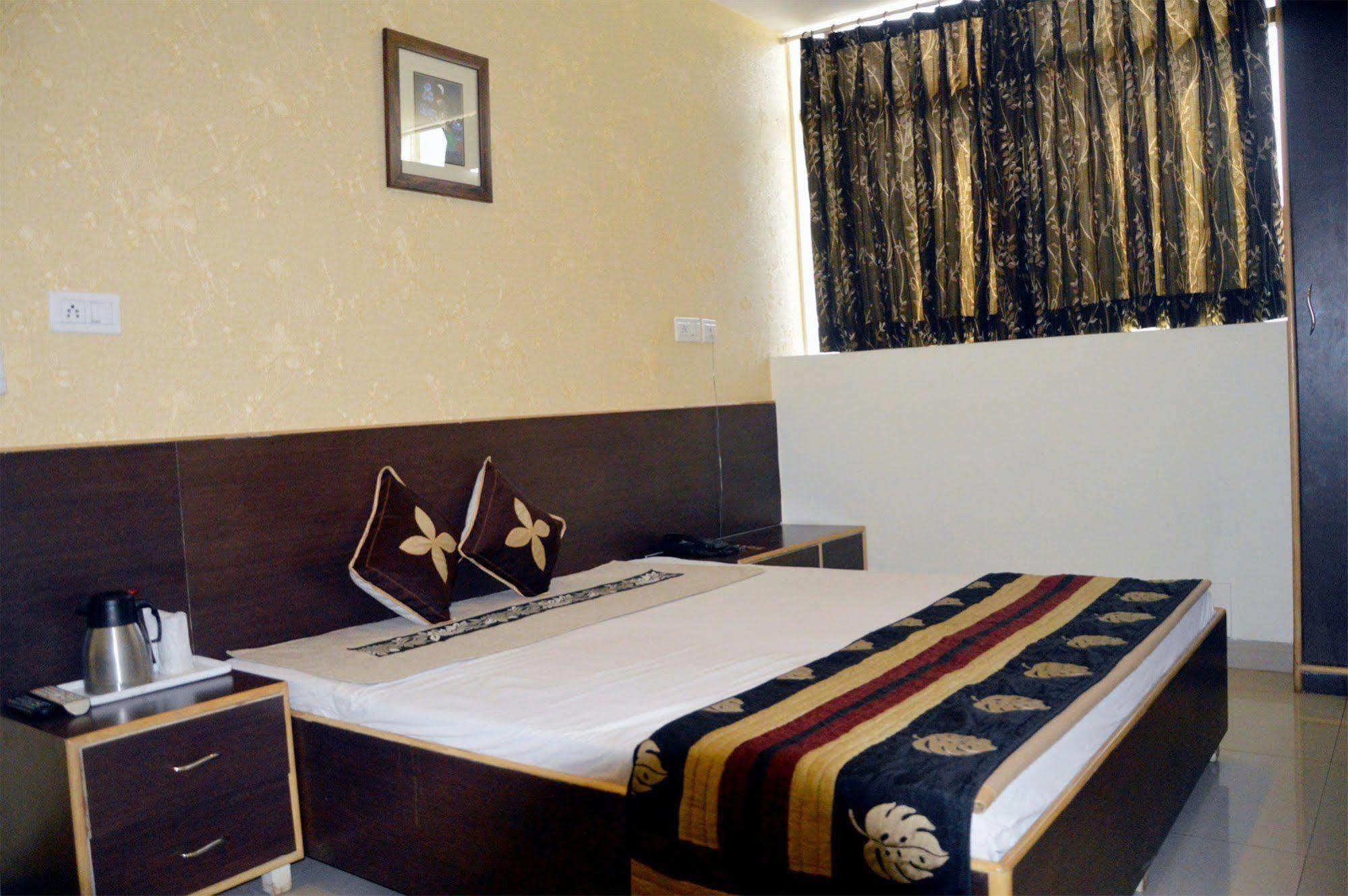 Hotel Ananta Inn Jaipur Ngoại thất bức ảnh