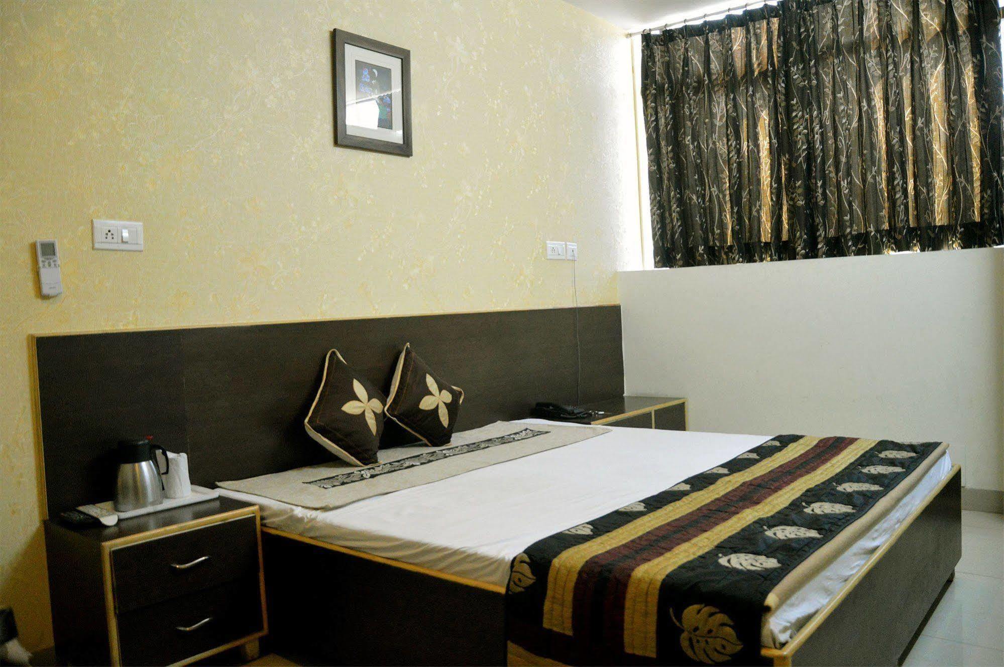 Hotel Ananta Inn Jaipur Ngoại thất bức ảnh
